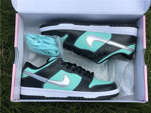 Diamond Supply Co. X Nike SB Dunk Low Pro ” Tiffany ”